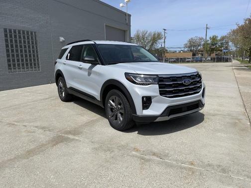 Space White Metallic 2026 Ford Explorer Active