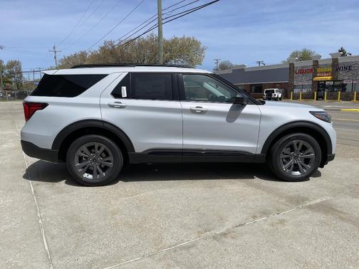 Space White Metallic 2026 Ford Explorer Active