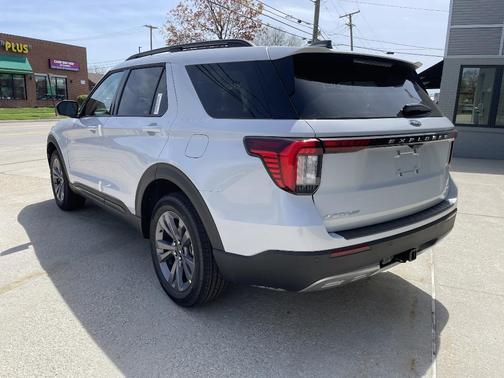 Space White Metallic 2026 Ford Explorer Active