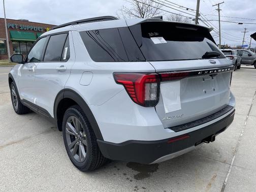 Space White Metallic 2026 Ford Explorer Active