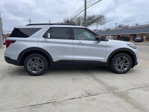 Space White Metallic 2026 Ford Explorer Active
