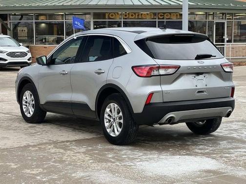 Iconic Silver Metallic 2022 Ford Escape SE