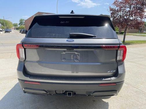 Carbonized Gray Metallic 2026 Ford Explorer ST-Line