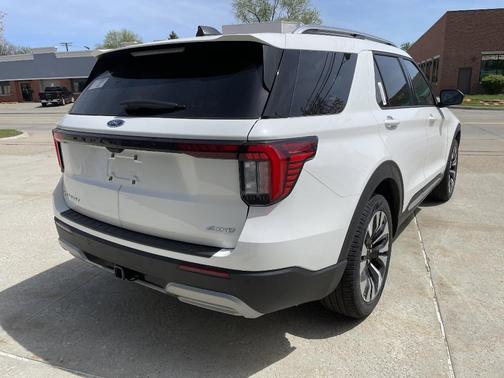 Star White 2026 Ford Explorer Platinum
