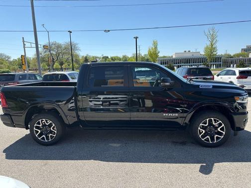 Diamond Black Crystal Pearlcoat 2026 RAM 1500 Laramie