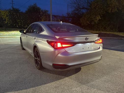 2022 Lexus ES 300h F SPORT