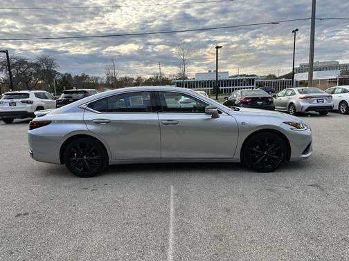 2022 Lexus ES 300h Base