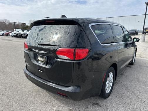 2022 Chrysler Voyager LX