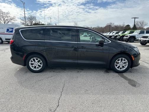 2022 Chrysler Voyager LX
