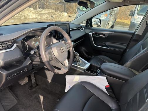 2022 Toyota RAV4 Hybrid XLE Premium