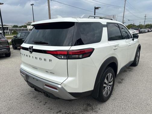 2023 Nissan Pathfinder SL