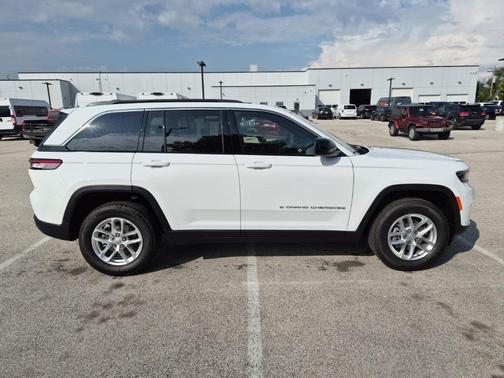 2025 Jeep Grand Cherokee Laredo