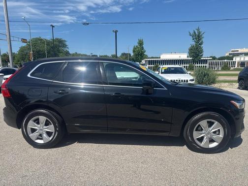 2022 Volvo XC60 B5 Momentum