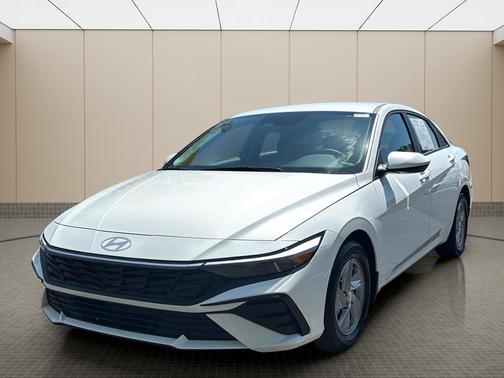 White 2025 Hyundai ELANTRA SE