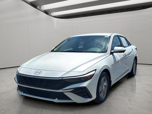 White 2025 Hyundai ELANTRA SE