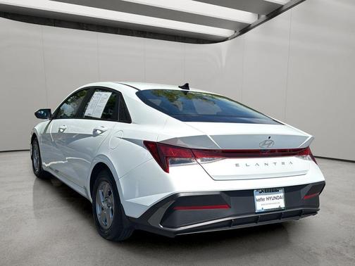 White 2025 Hyundai ELANTRA SE