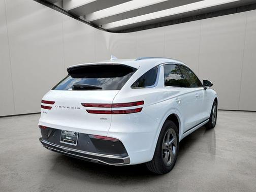 Uyuni White 2026 Genesis GV70 2.5T