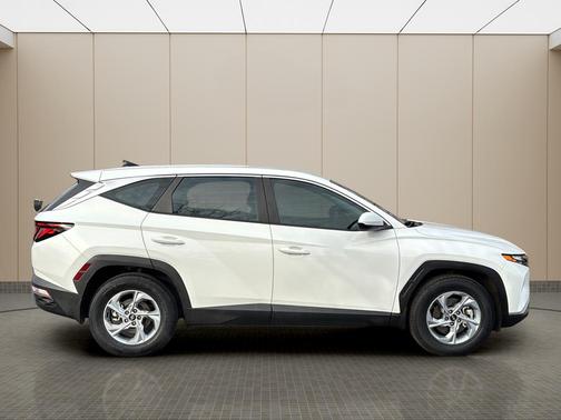 2023 Hyundai TUCSON SE