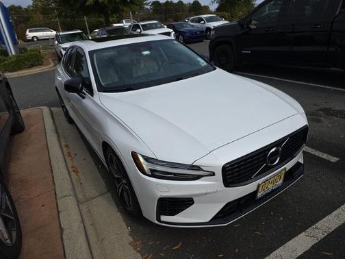 2022 Volvo S60 Recharge Plug-In Hybrid T8 R-Design Expression