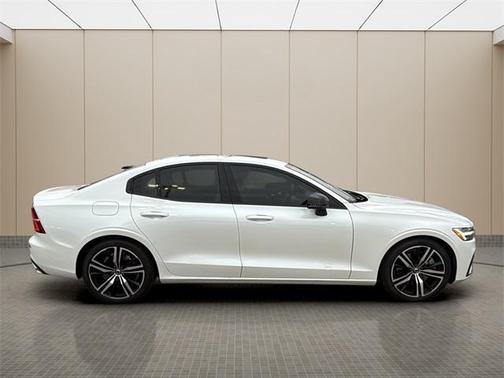 2022 Volvo S60 Recharge Plug-In Hybrid T8 R-Design Expression