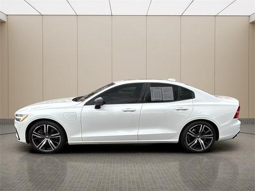 2022 Volvo S60 Recharge Plug-In Hybrid T8 R-Design Expression