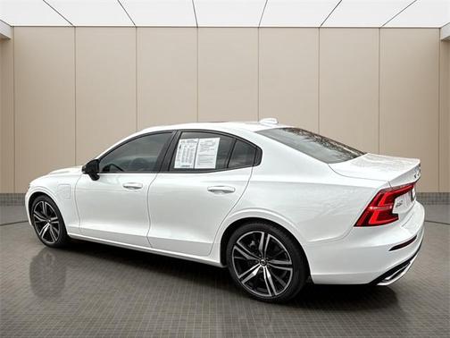 2022 Volvo S60 Recharge Plug-In Hybrid T8 R-Design Expression