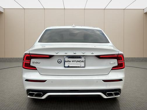 2022 Volvo S60 Recharge Plug-In Hybrid T8 R-Design Expression