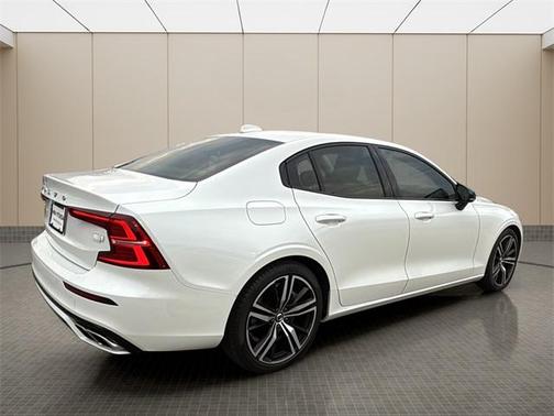 2022 Volvo S60 Recharge Plug-In Hybrid T8 R-Design Expression
