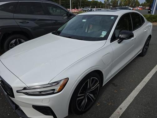 2022 Volvo S60 Recharge Plug-In Hybrid T8 R-Design Expression