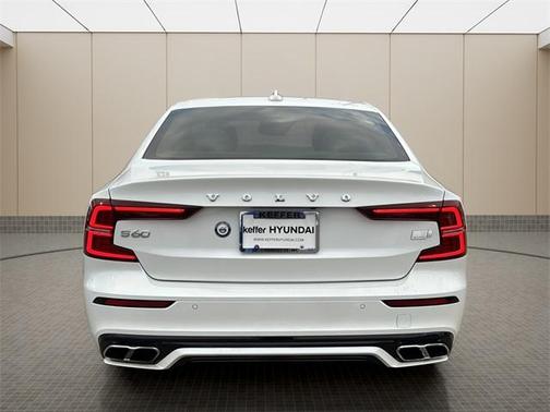 2022 Volvo S60 Recharge Plug-In Hybrid T8 R-Design Expression