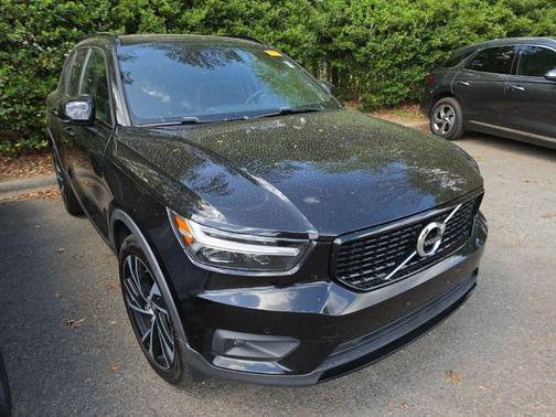 Onyx Black Metallic 2021 Volvo XC40 T5 R-Design