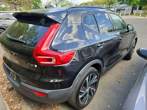 Onyx Black Metallic 2021 Volvo XC40 T5 R-Design
