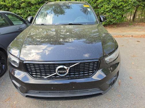 Onyx Black Metallic 2021 Volvo XC40 T5 R-Design