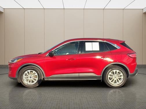 Rapid Red Metallic Tinted Clearcoat 2022 Ford Escape SE