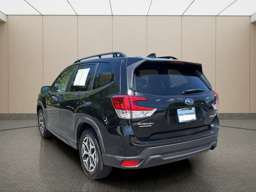 Crystal Black Silica 2023 Subaru Forester Premium