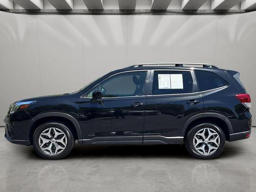 Crystal Black Silica 2023 Subaru Forester Premium