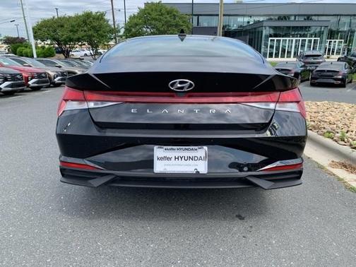 2022 Hyundai ELANTRA SE