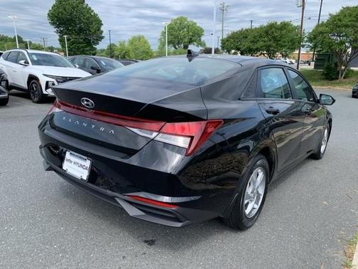 2022 Hyundai ELANTRA SE