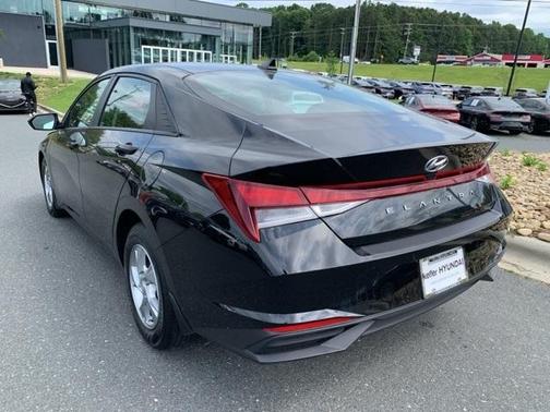 2022 Hyundai ELANTRA SE