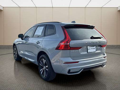2024 Volvo XC60 Recharge Plug-In Hybrid T8 Core Dark Theme