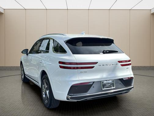 Uyuni White 2026 Genesis GV70 2.5T
