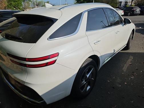 Uyuni White 2026 Genesis GV70 2.5T