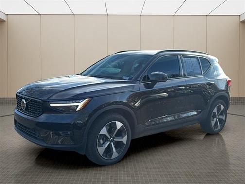 2025 Volvo XC40 B5 Plus Dark Theme