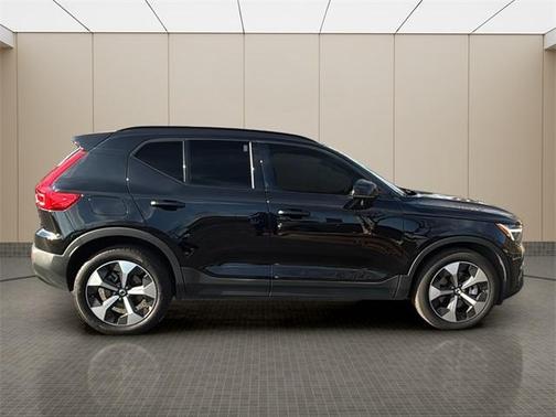 2025 Volvo XC40 B5 Plus Dark Theme