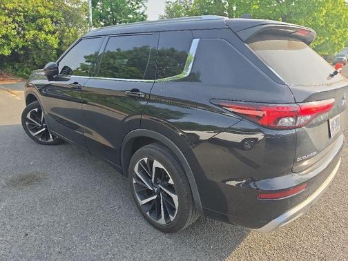 Labrador Black Pearl 2023 Mitsubishi Outlander SEL