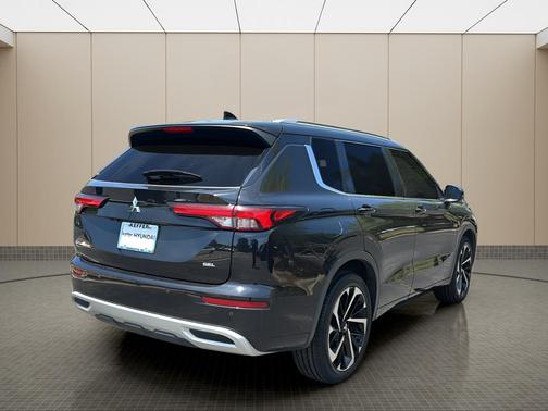 Labrador Black Pearl 2023 Mitsubishi Outlander SEL