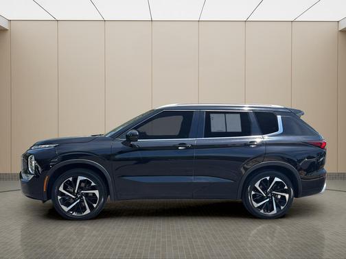 Labrador Black Pearl 2023 Mitsubishi Outlander SEL