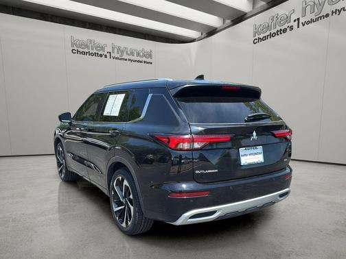 Labrador Black Pearl 2023 Mitsubishi Outlander SEL
