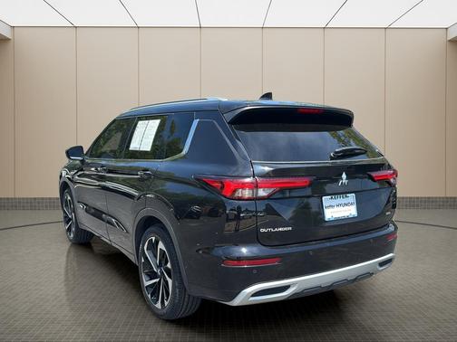Labrador Black Pearl 2023 Mitsubishi Outlander SEL