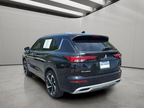 Labrador Black Pearl 2023 Mitsubishi Outlander SEL